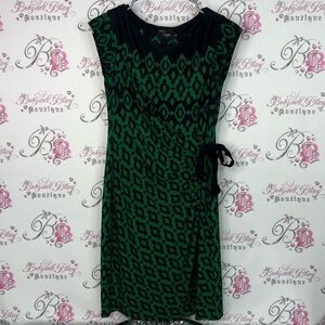 Just Taylor dress geometric tie up dress Green and Black Geometric Midi Dress